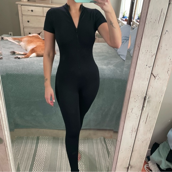 Prettylittlething Black Short Sleeve Jumpsuit - Picture 4 of 7
